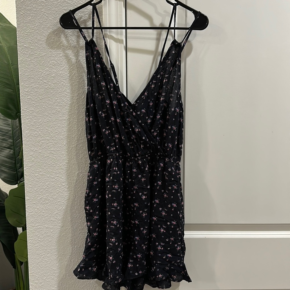 NWT American Eagle Romper. Floral. Size Large. Never worn. Has Pockets Open back